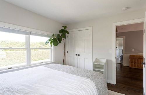 Stunning luxury Retreat I Wineries & Fall Farm Fun - Photo 22