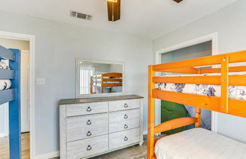 Walk to Beach Home with 2 Decks in Galveston! - Foto 23