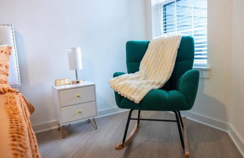 Cozy 1BR with Private Balcony, Gym, Pool & Workspace - Foto 43