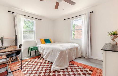 Stylish 3BR Townhouse with Backyard,and Easy Parking - Photo 27