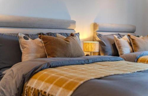 Luxuary 2BR Apt Sleeps 9, Wembley and Park Views - Photo 17