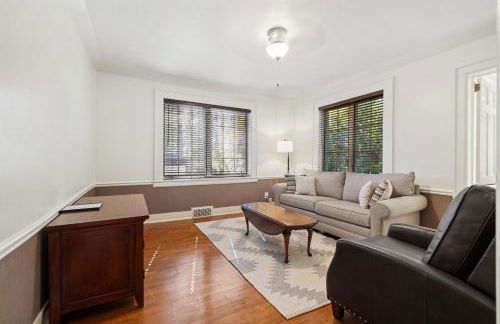 Stylish Mountain Retreat with Sunroom and Pergola - Foto 21