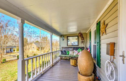 Storybook Craftsman Home with Private Hot Tub! - Foto 31