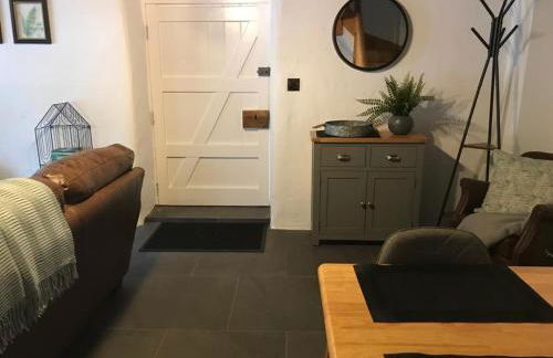 Listed One bedroom thatched cottage with garden - Photo 11