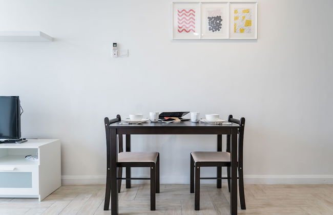 OYO Home 44050 Essential Studio Empire Marriot - Photo 7