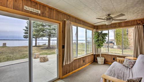 Peaceful Lakefront Houghton Lake Property with Patio - Foto 2