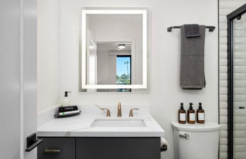 Modern 2 Bedroom King Bed EVCharger Pet-Friendly Balcony - Foto 13