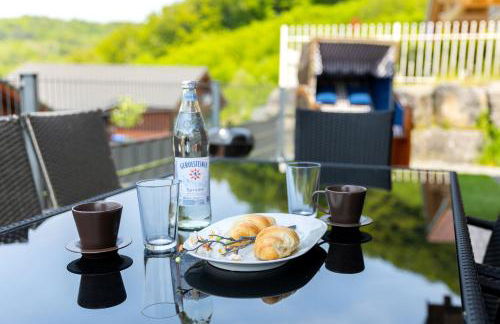 5 Sterne Ferienhaus Tommy mit Kamin, Seeblick und großer Terrasse - Foto 16