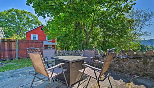 Updated Home with Patio Half Mile to West Point - Foto 2