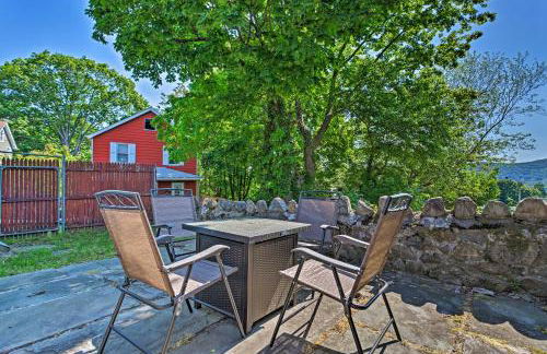 Updated Home with Patio Half Mile to West Point - Foto 2