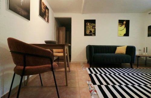 Apartments-Estate under the Paintbrush - Photo 18