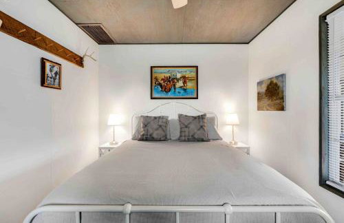 VINTAGE RIVER CAMP CABIN! PRIVATE RIVER ACCESs! - Foto 20