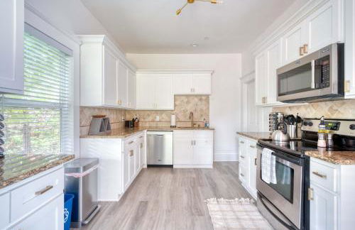 Eclectic 2BR - Victorian Charm - Steps to Fun - Photo 3