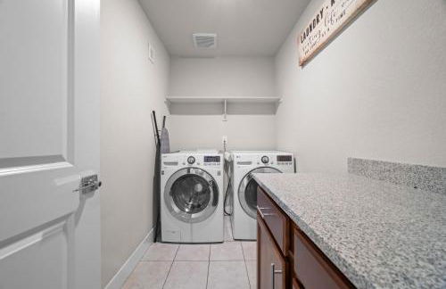 Rooftop Sunset Escape BBQ & Billiards Sleeps 8 - Foto 52