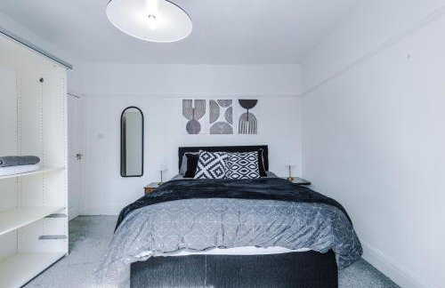 Luxury 3-Bedroom Apartment with 75-Inch TV, Fireplace & Terrace near Manchester Airport - Photo 10