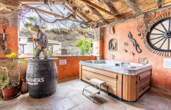 Luxurious Private Cabin Pool Hottub & Fireplace - Photo 21