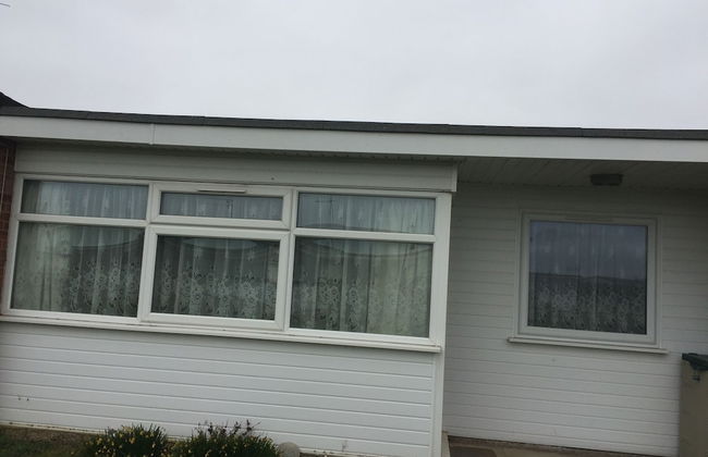 2 bed dog Friendly Chalet on Sunbeach Scratby - Foto 1