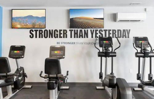 Lavish 1BR with Pool & Gym Access - Foto 34