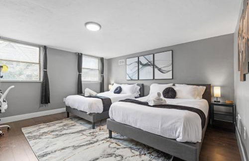 Upscale 2 Story Apartment with 8 beds and Free Parking, walkable to S Highland ave - Foto 31