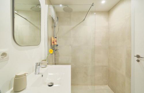 Modern City Centre Apartment w/ Terrace & Fast WIFI - Foto 14