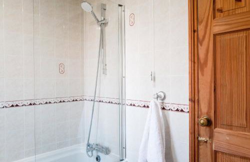 The Bird's Nest by Sheppey Stays- Pet Friendly Cozy Coastal Escape - Sleeps 6 with Parking - Great Rates for Long Stays - Photo 13