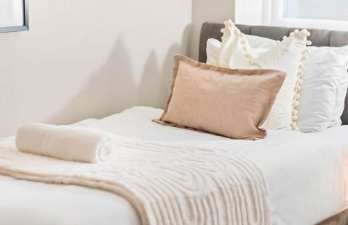 Spacious 5 Bedroom & 5 Bathrooms House - Garden - Parking - Netflix 376MW - Foto 26