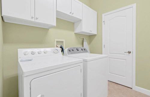 Near Disney - 5BR Home- Games Pool Hot Tub & BBQ - Foto 25