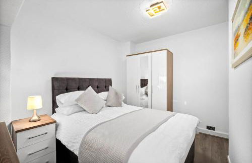 Marcot House Modern 5 bedroom house Solihull 10 mins drive from bhx & nec private off road parking - Foto 29