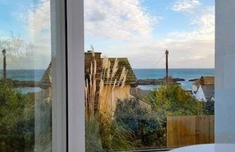 Spacious home with panoramic sea view, free parking EV & large garden - Photo 12