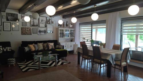 Dom nad stawem przy lesie - Foto 2