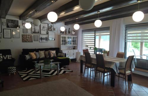 Dom nad stawem przy lesie - Foto 2