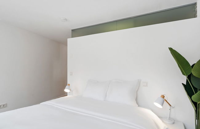 Modern Apt Old Town w Panoramic View ID4 - Photo 4