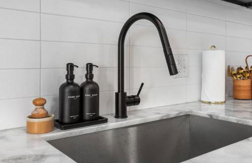 River View High-End Condo with Private Patio and FREE Parking - Foto 18