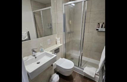 Luxury Two Bed Apartment w Car Parking, by Station - Foto 18