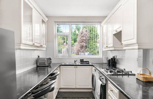 HILLTOP PLACE SUITES 5 beds for CONTRACTORS and FAMILIES near MEADOWHALL with FREE PRIVATE PARKING - Foto 18