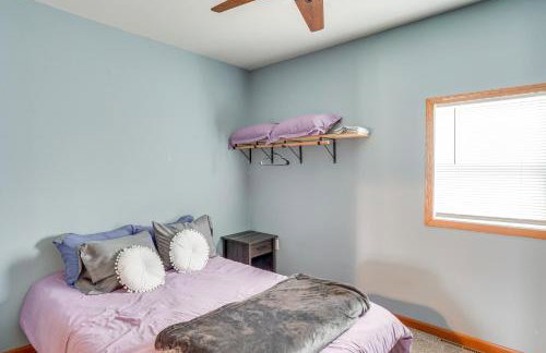 Serene Devils Lake House with Deck and Fire Pit! - Foto 11