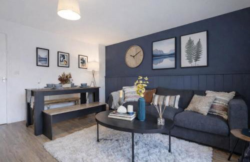 Stylish 3 Bedroom House - Excellent Location - Free Parking, Garden, Fast Wifi, Work Space and Self-Check-In by Yoko Property - Foto 11