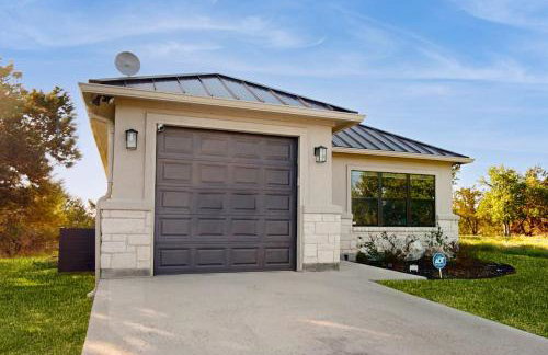 Stunning Lake House with Spacious Bedrooms - Minutes to Local Attractions - Photo 1