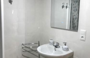 Apartamento nuevo con piscina en el centro "Doña Paca-Ronda" - Photo 32