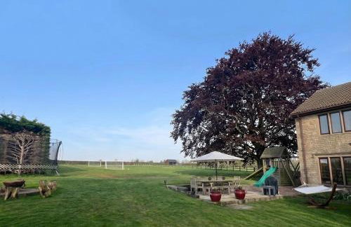 Luxury House on Private Estate with Hot tub and Play Barn - Photo 7