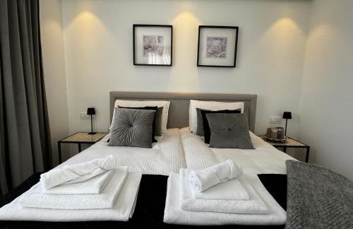 Marbella Bliss - Luxury 4-Bedroom VILLA with Garden, Private POOL & Jacuzzi, Marbesa near- 5 min to the Cabopino Beach - Photo 32