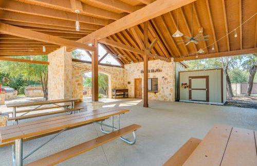 Scenic View! Lake Travis Cabin Near Pools and Marina - Foto 37