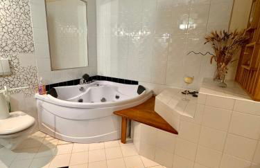 L'élégante - maison de ville avec bains à remous - parking inclus - Foto 13