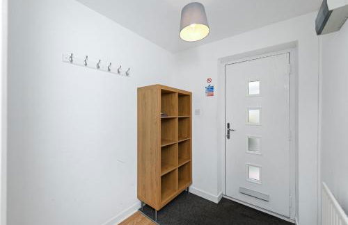 Spacious 6-Bed Home Sleeps 12, Near Highfields Park - Photo 16