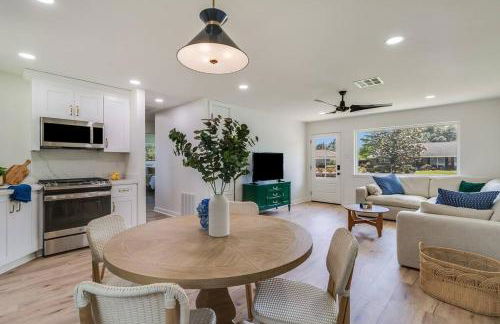 Central Lafayette location w/King Bed & Coffee Bar - Foto 5