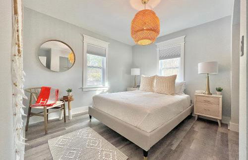 Luxury 4 bedroom 2 bath Lake Views - Photo 19