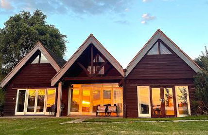 House on the Brooks Self catering Holiday let South Downs West Sussex Sleeps 14 - Foto 1