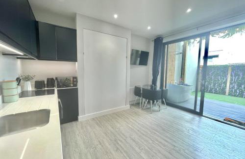 The Jungle Apartment - by Coastline Retreats - Jungle Themed Garden Apartment - Outdoor Bath - Next to Seafront - Childrens Toys - Superfast Wifi - Netflix - Disney - Foto 32