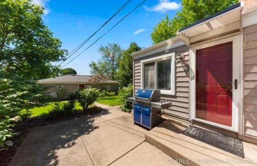 Downtown Naperville Retreat with King bed Near Riverwalk Dedicated Workspace Free Garage Parking Patio - Foto 9