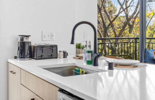 Lux 2BD Gym Rooftop Street Parking by DT UMN - Foto 17